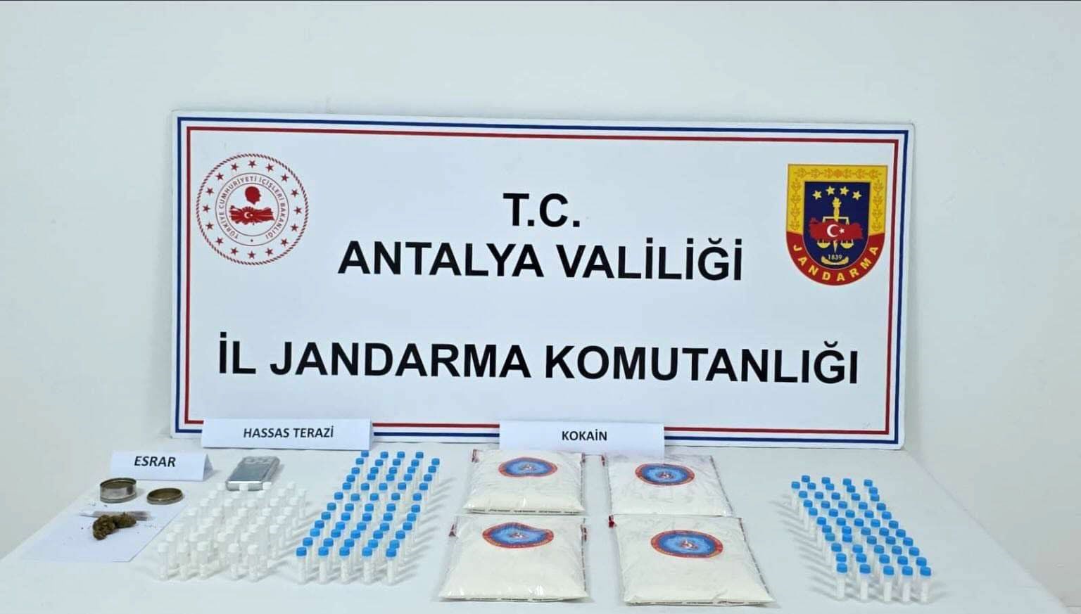 antalyada 5 kiloya yakin kokain ele gecirildi Xj2MEmY8