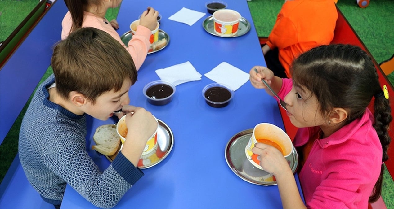 bes cocuktan biri derse ac giriyor turkiyenin okul yemegini cocuklardan esirgemesi siyasi bir tartisma konusu VXU41a8l