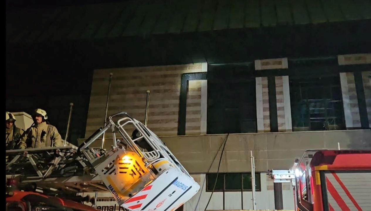 cemal resit rey konser salonunda yangin panigi O8qTOOC2