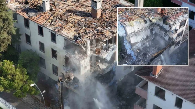 istanbulda yuksek riskli oldugu tespit edilen 3 bina yikildi 84xJAmzN