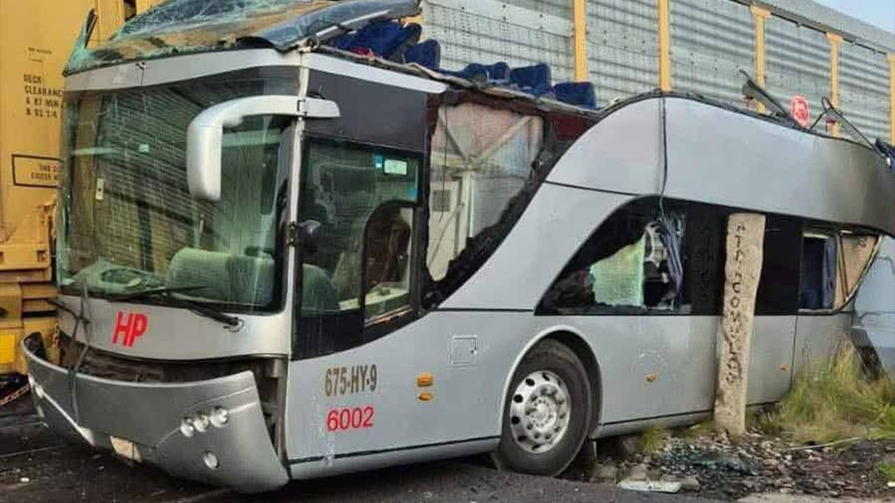 meksikada yolcu otobusu trenle carpisti 8 olu 45 yarali MSh4eYac