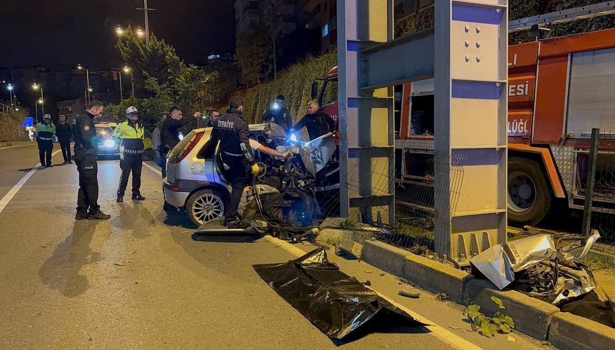 zonguldakta feci kaza ust gecidin ayagina carpan otomobilde iki klisi oldu rACKWLgR