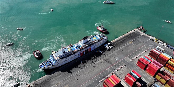 gazzeye umut tasiyan 17iyilik gemisi el aris limanina yaklasti YRk86uU6.jpg