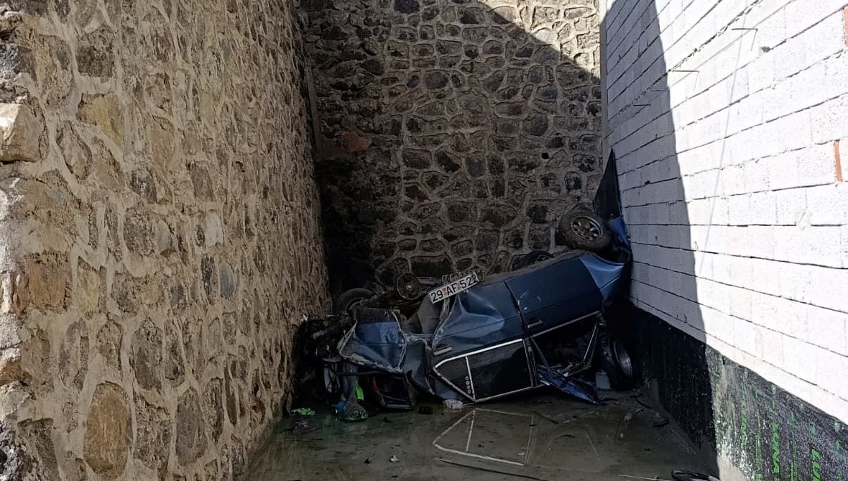 gumushanede otomobil istinat duvarini asip otoparka dustu FKeV4XGv.jpg