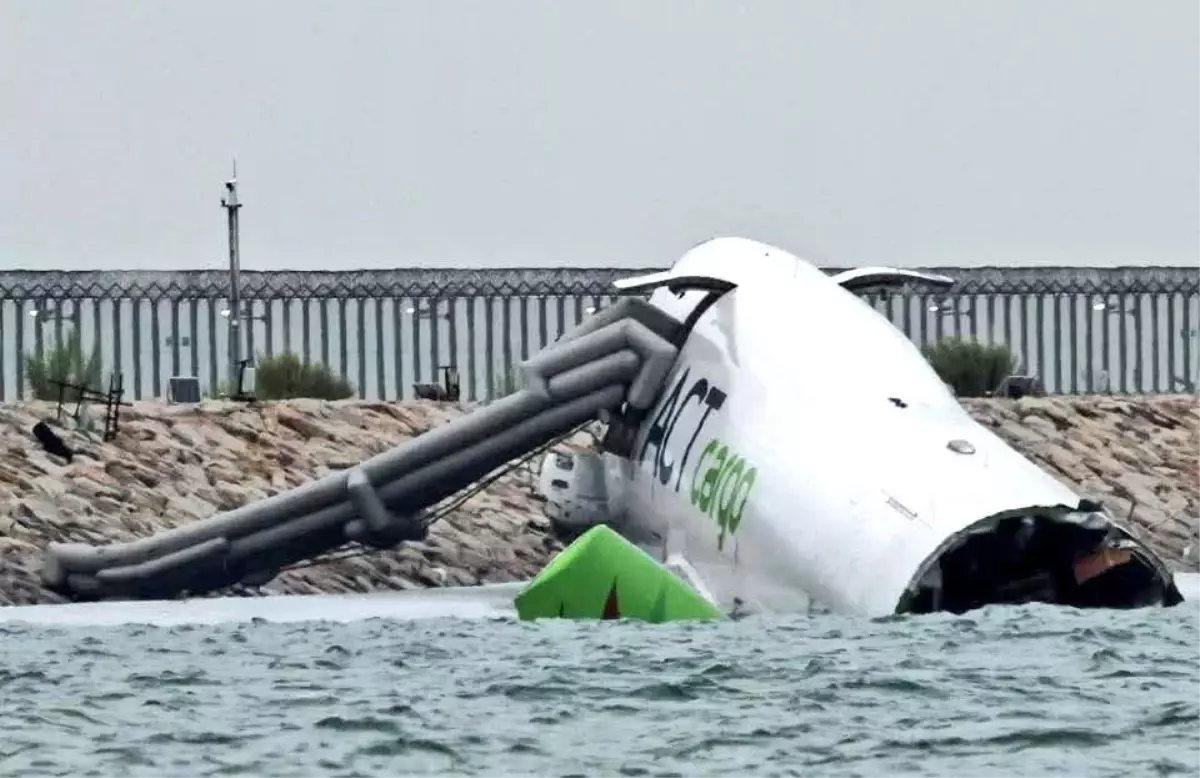 hong kongda kargo ucagi kazasi wpeBWcDK.jpg