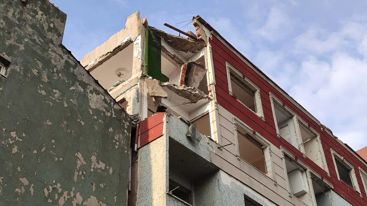 istanbulda sicak dakikalar 5 katli binanin iki balkonu coktu 51P9fSaL.jpg