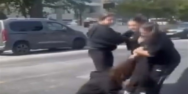 okul cikisi akran zorbaligi saclarindan tutup surukledi H8cAstbc.jpg