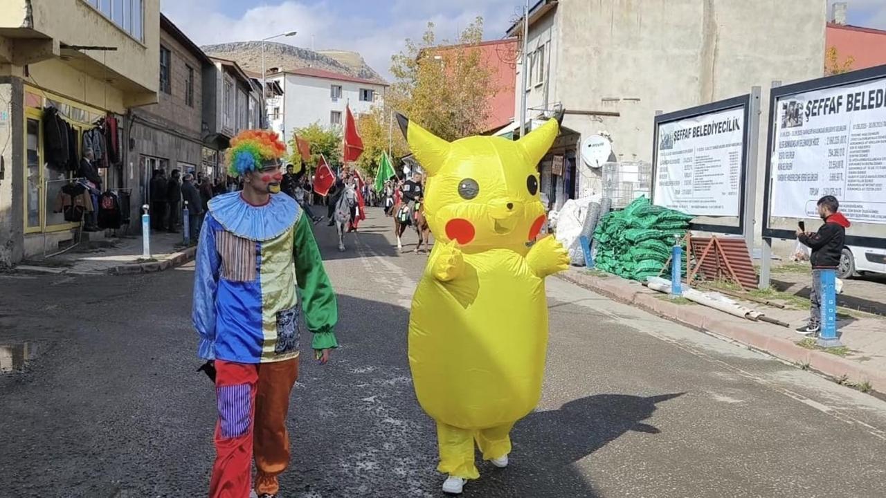 pikachu digorun kurtulus yil donumu toreninde mehterle yurudu QU2vpSAs.jpg