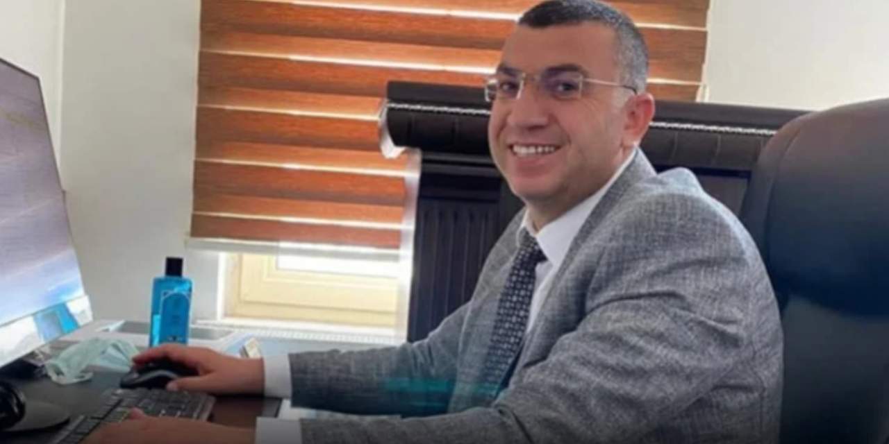 ilce milli egitim muduru akpli belediye baskaninin skandal uygulamasindan sonra canina kiydi gDSA3Hm3.jpg