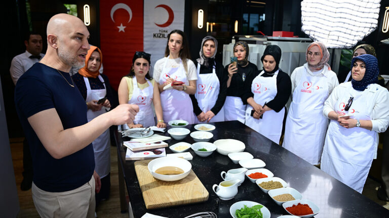 antalyada-anlamli-egitim-depremzede-kadinlar-hem-ogreniyor-hem-gucleniyor-WCcDIiuB