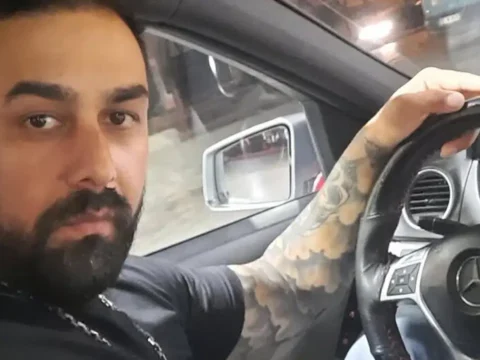 Izmirde otomobil icinde vahset husumetlisi tarafindan bicaklanarak olduruldu ve1OQ7np