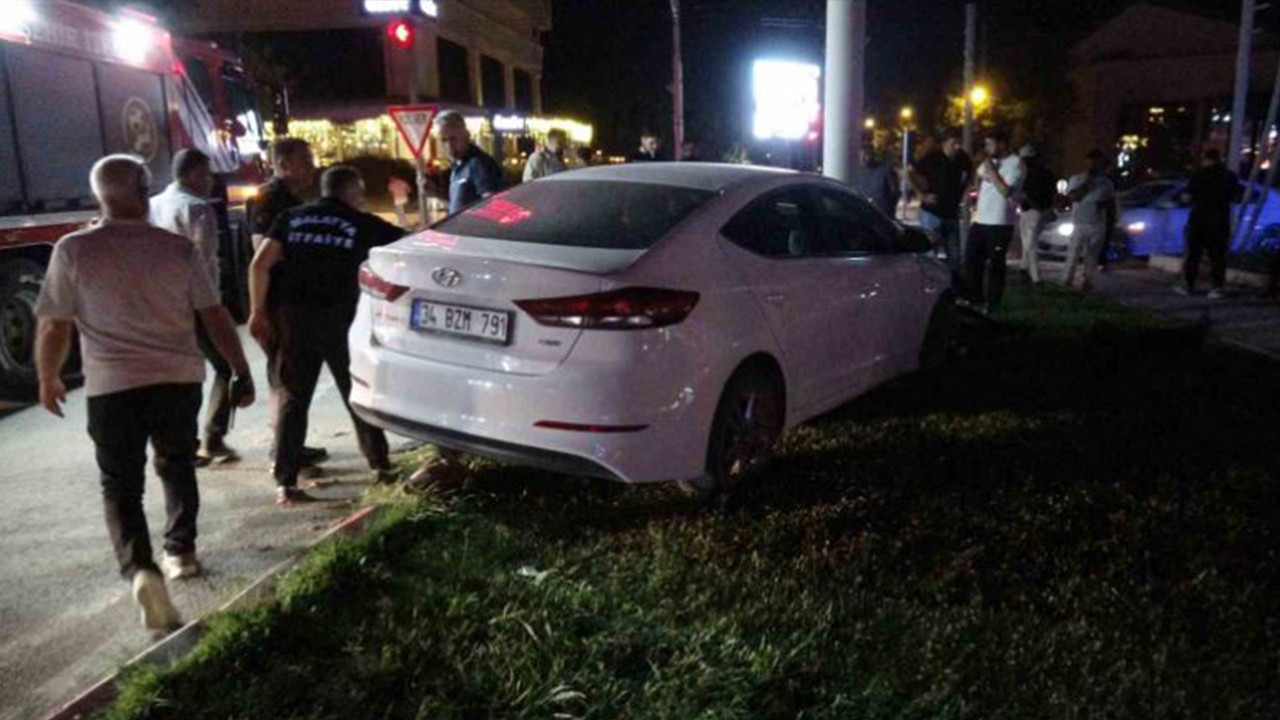 Otomobil trambus diregine carpti yarali surucu ambulanstan kacti 18wIzsq2